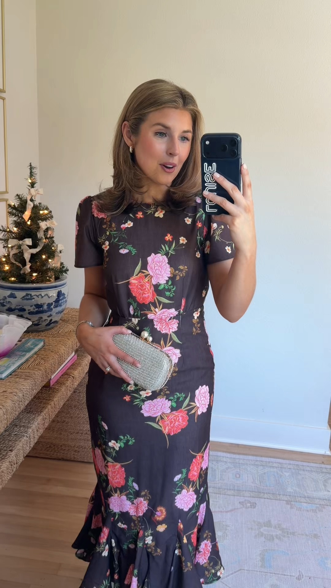 Cute semi formal or cocktail outfit idea with sleeves! Wearing a S

Dress with sleeves // sleeves 