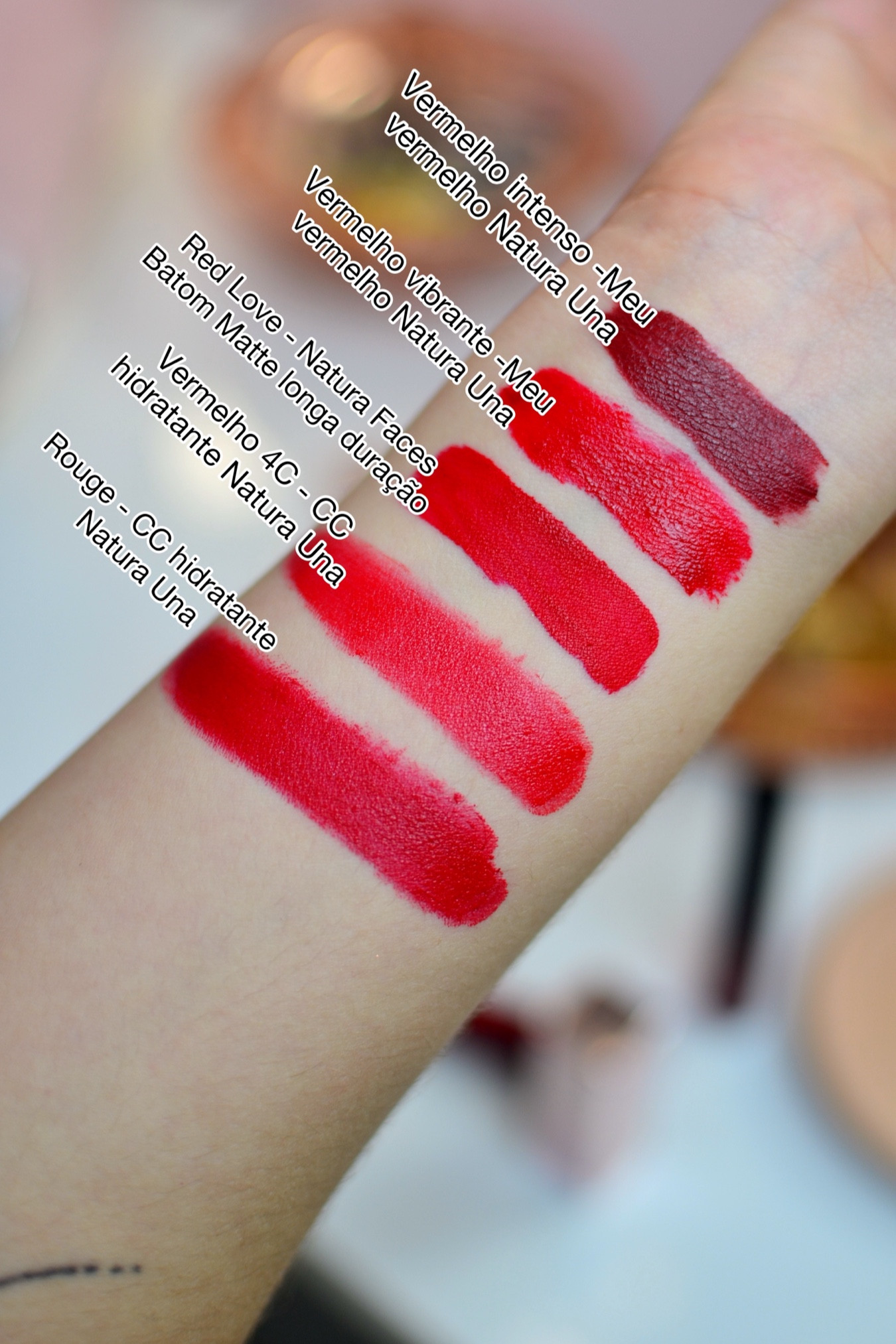 Batons vermelhos de Natura pra você conhecer e se apaixonar:

- Vermelho intenso, da coleção Meu Vermelho de Natura Una: Acabamento acetinado, com alta pigmentação.

- Vermelho vibrante, da coleção Meu Vermelho de Natura Una: Acabamento acetinado com slta pigmentação.

- Red Love, da coleção Natura Faces Batom Matte longa duração: Acabamento Matte com alta pigmentação.

- Vermelho 4C, da coleção CC Hidratante de Natura Una: Acabamento Hidratante com pigmentação construível.

- Rouge, da coleção CC Hidratante de Natura Una: Acabamento hidratante com pigmentação construível. 
