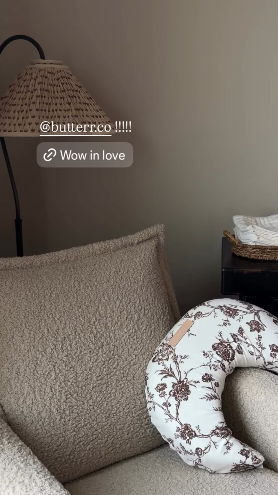 The most gorg nursing pillow🥹🤎