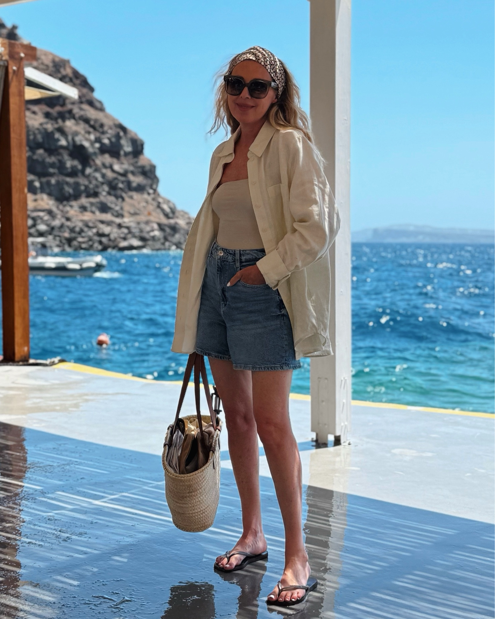 Le short en jean parfait du moment 🤍  

Le Mom short de Zara coche toutes les cases : taille haute flatteuse, coupe vintage effortless et surtout dispo en plusieurs couleurs (du bleu classique au noir, blanc ou délavé).  

C’est LA pièce facile à styliser : sandales + tee pour un look chill ou blazer + talons pour upgrader instantanément.  

Clairement un indispensable du dressing ✨  
#ltkstyle #zarafinds #denimshorts#zara#zaraspring#

The perfect denim shorts right now 🤍  

The Zara Mom shorts tick every box: flattering high waist, effortless vintage cut, and available in multiple colors (from classic blue to black, white, and washed tones).  

It’s THE easy piece to style: sandals + a tee for a chill look or a blazer + heels to instantly elevate it.  

Definitely a wardrobe essential ✨  
#ltkstyle #zarafinds #denimshorts

#LTKeurope #LTKfrance #LTKsummer