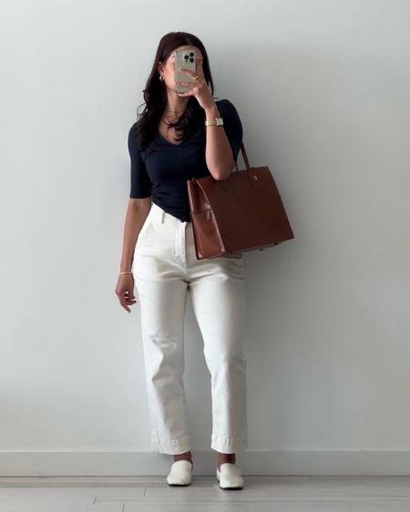 happy monday 😀😀

essential summer pieces from @everlane 🤍

details —
top - everlane, s, linked
pants - everlane, 4, linked
shoes - everlane, 7.5, linked
bag - beis work tote 

#workwear #officeoutfit #corporate #smartcasual #ootd #miami
