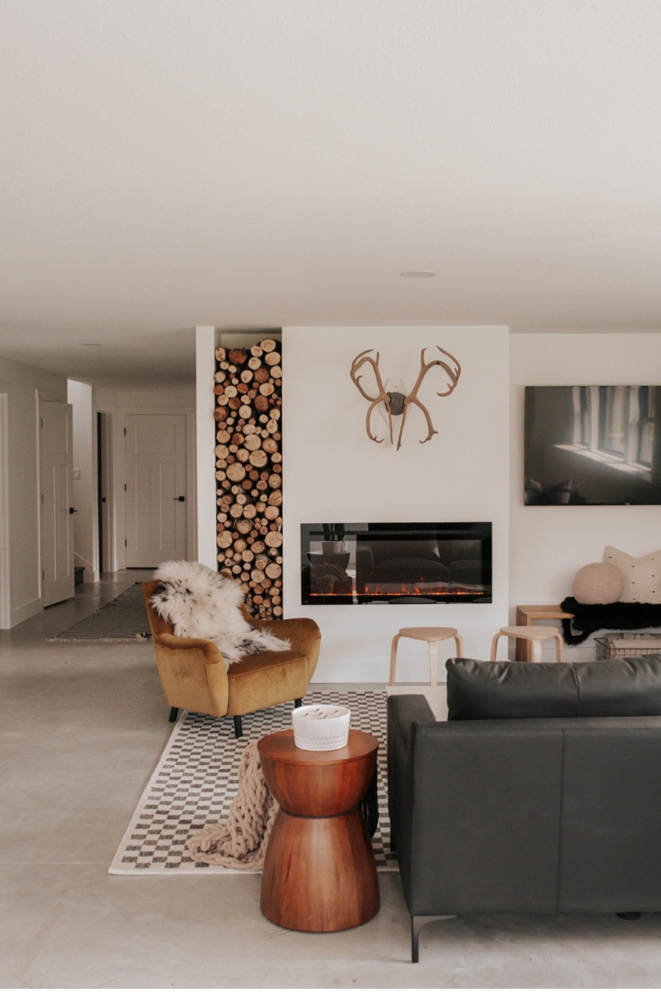 So many requests for this checkered area rug. The quality is insane! 
Also here: velvet chair in chartreuse and sectional in black leather. 🖤

Fun living room vibes. 🙌🏼

#LTKHome