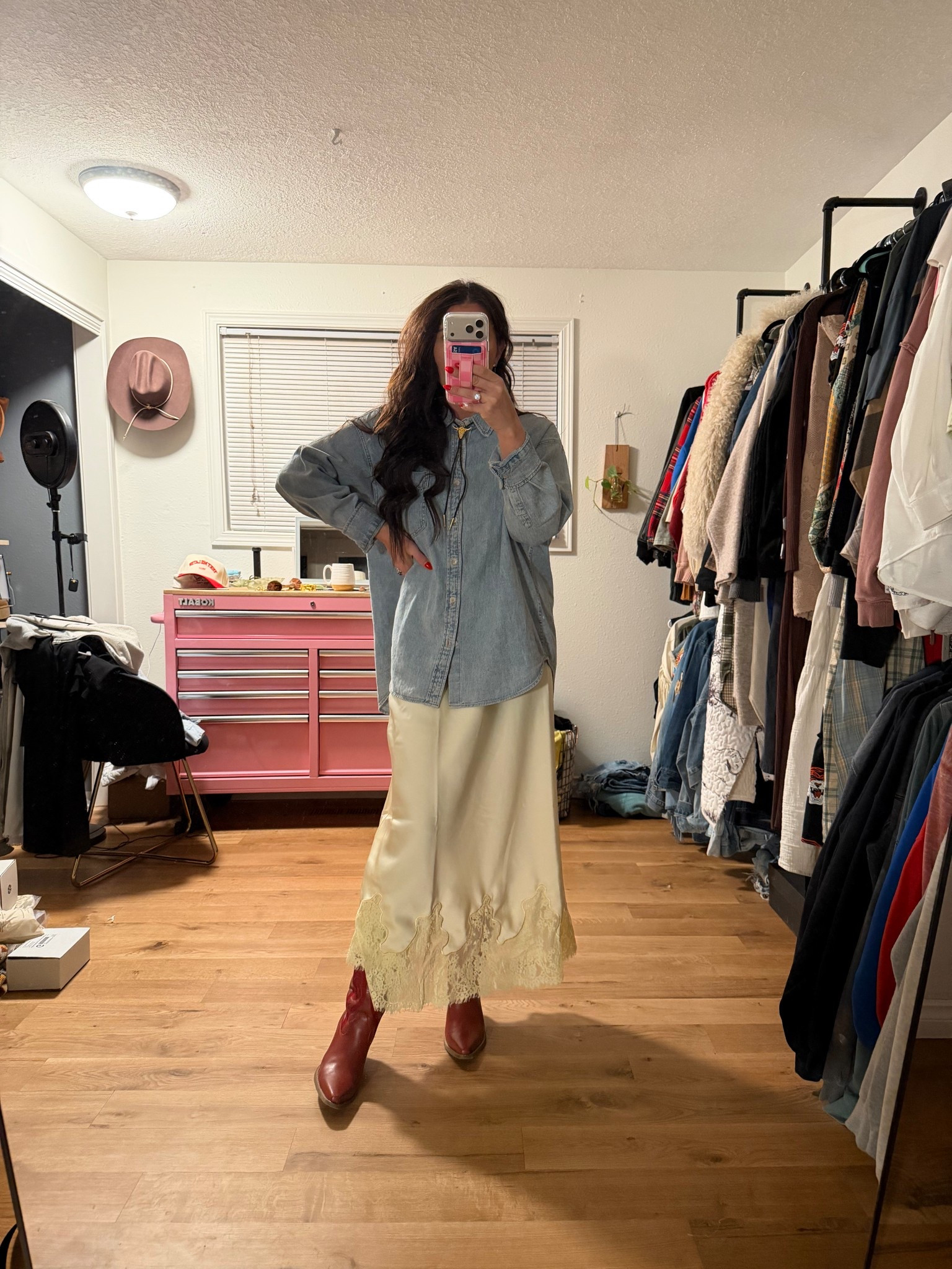 Perfect Spring Look -
This butter yellow skirt is everything with the lace trim details 😍😍