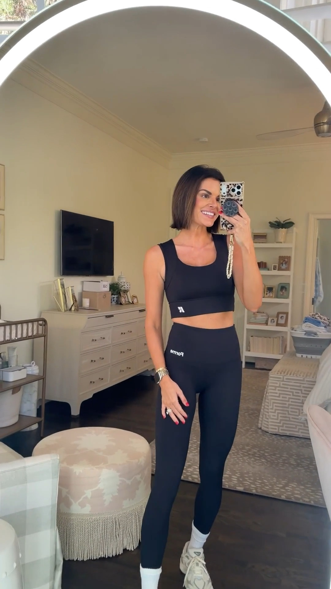 Obsessed with this new forme science posture transforming brand that I found! The brand was developed by an orthopedic surgeon to support his mom in her battle against poor posture and compressed lungs caused by cancer. It featured patented technology and FDA-registered designs that engage muscle memory naturally to help improve posture! Wearing size medium in the top and small in the leggings!