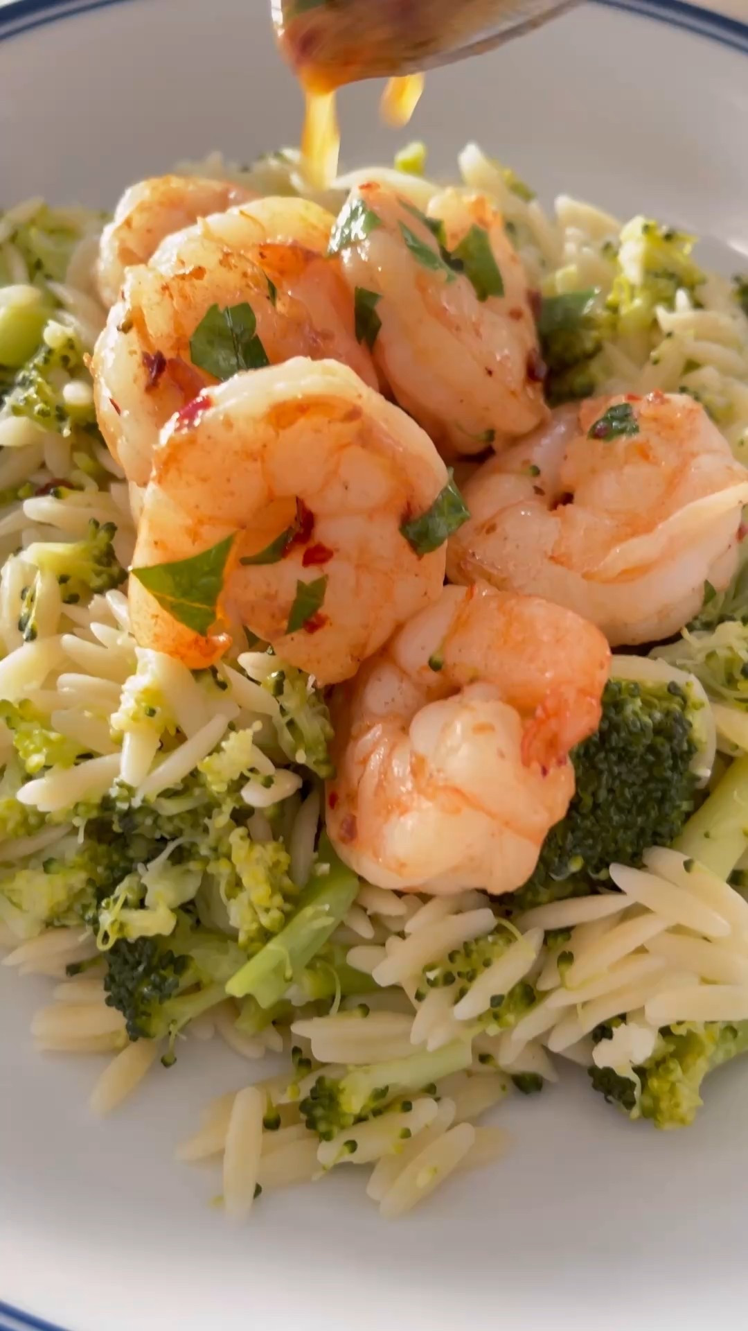 Shrimp Scampi with Broccoli Orzo 🍋🦐
Quick, light, and ready in under 30 minutes — weeknight dinner win! ✨

✨ SAVE this for later

✔ Perfect for Lent
✔ Tender orzo & fresh broccoli all in one pot
✔ Lemon-garlic sauce your whole family will love

This recipe is one of my go-tos when I want something flavorful but simple, a touch of lemon and garlic makes it delish! Perfect for busy weeknights or easy weekend meals! 🍽️

Get the full recipe at skinnytaste.com — https://www.skinnytaste.com/shrimp-scampi-with-broccoli-orzo/

Follow @skinnytaste for more dinner inspo 👩‍🍳💛 #shrimp #healthyrecipes #dinnerideasُ