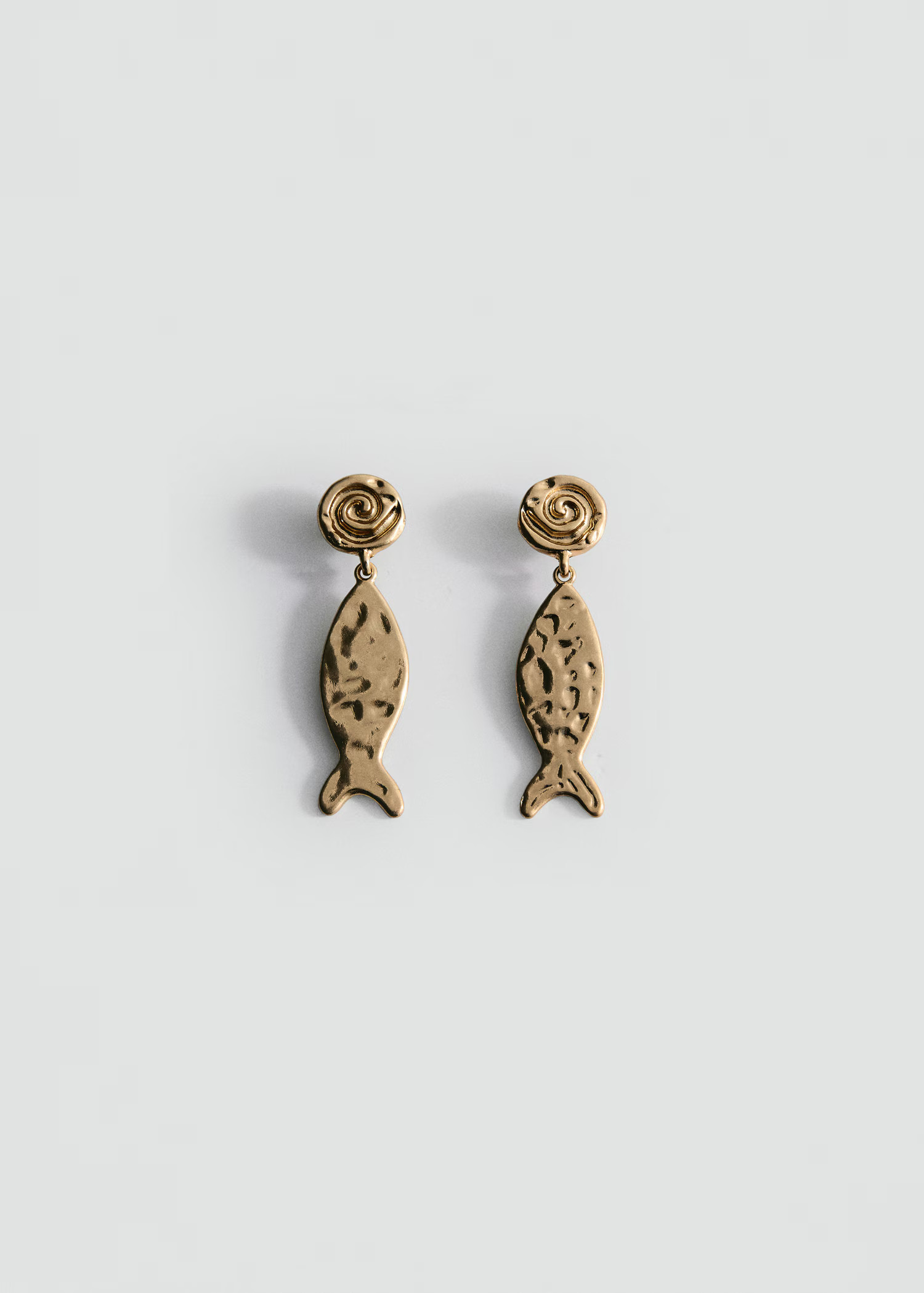 Textured fish earrings | MANGO (UK)