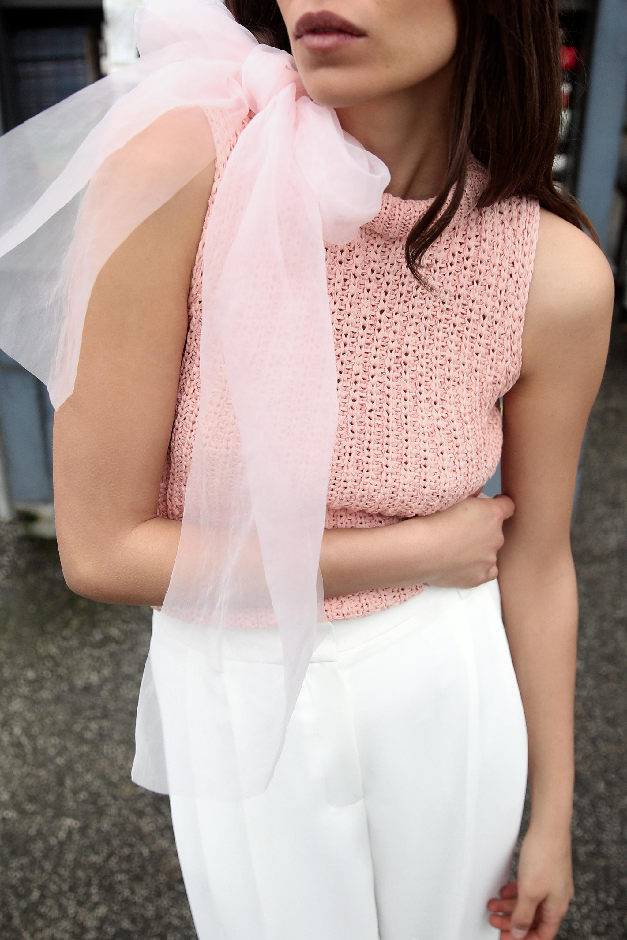 Round neck top with matching organza tie and sleeveless cut. | Zara US