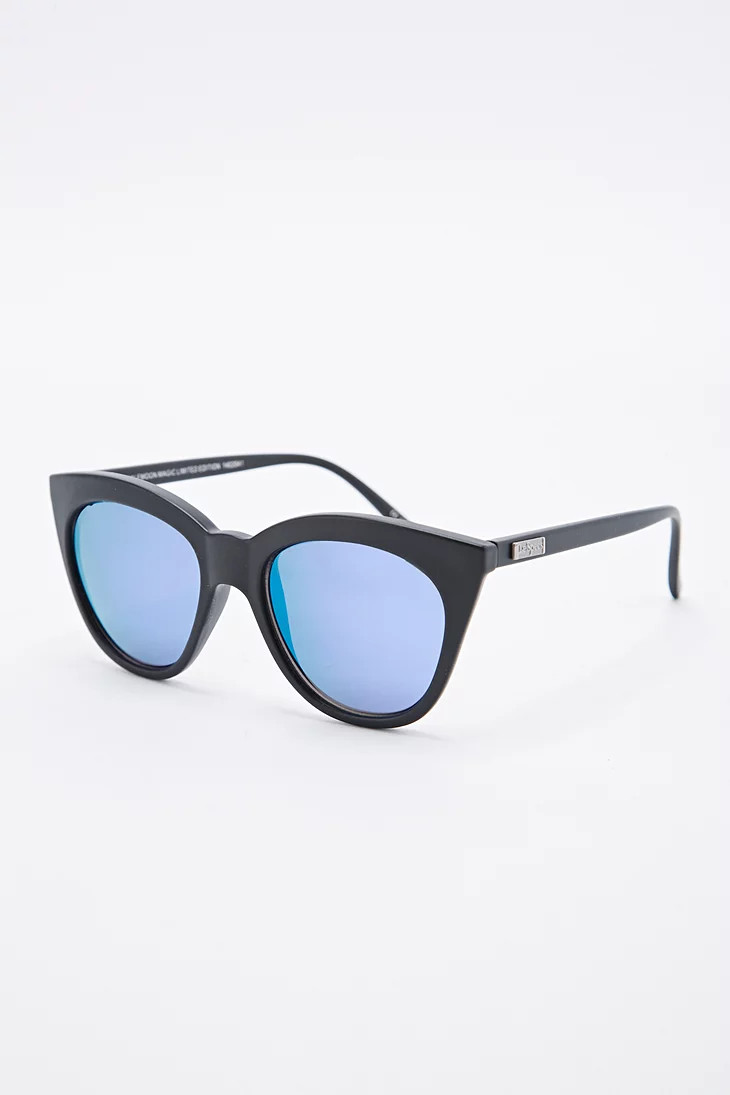 Le Specs  Halbmondförmige Sonnenbrille aus Gummi in Schwarz | Urban Outfitters AT-DE