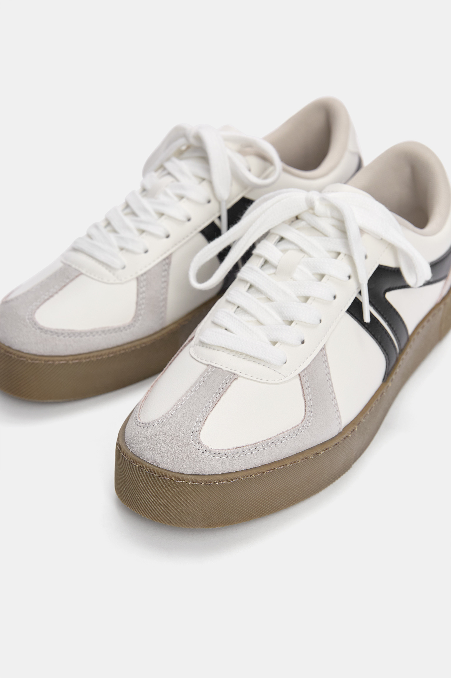 Sneaker im Retrolook mit dicker Sohle | PULL and BEAR DE