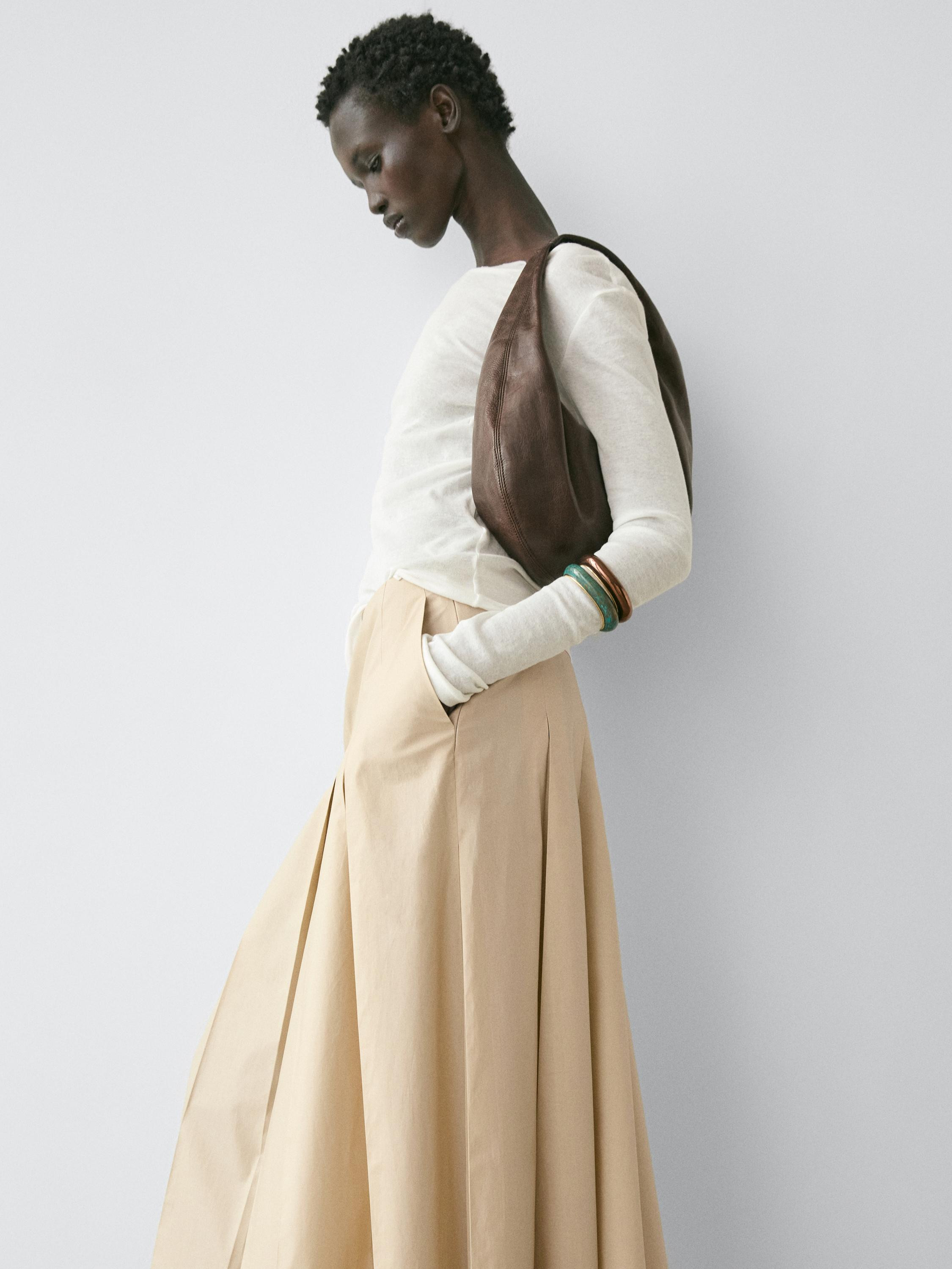 Halbtransparentes T-Shirt aus 100 % Baumwolle mit Kragendetail | Massimo Dutti DE