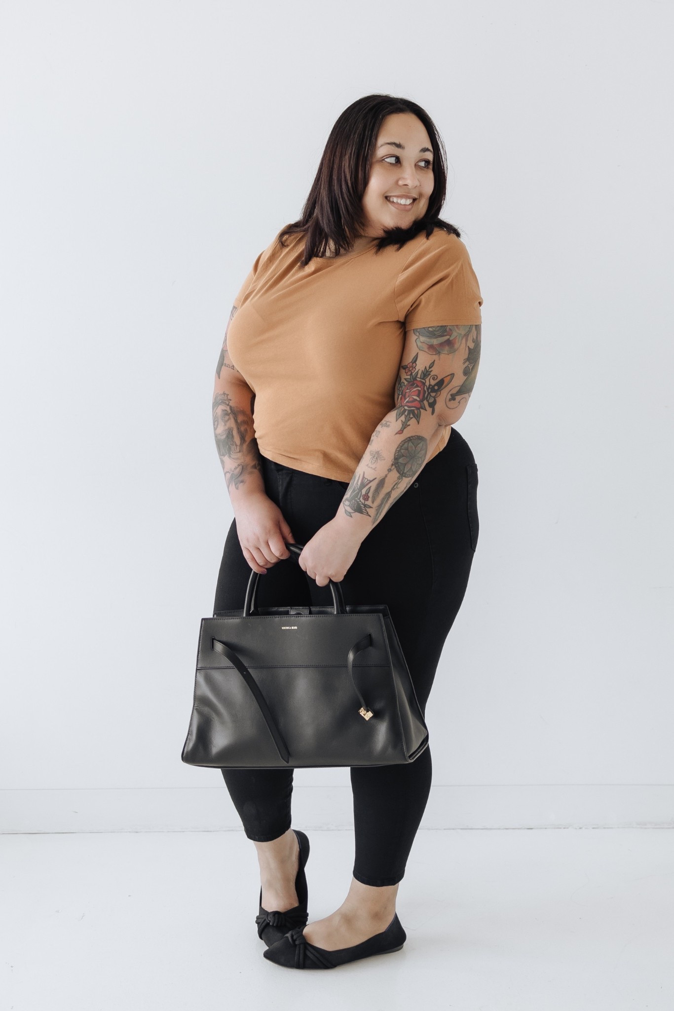 I love a simple skinny jean moment and these from Good American are that pair. Snatched, comfortable, and actually flattering. Add a classic tee and you’re instantly put together without trying too hard. I finished it off with my favorite Rothy’s flats for that effortless polish and topped it all with a big Veronica Beard bag that fits everything and still looks chic. Easy, timeless, and always in style.


#LTKootd #LTKPlusSize #LTKSaleAlert