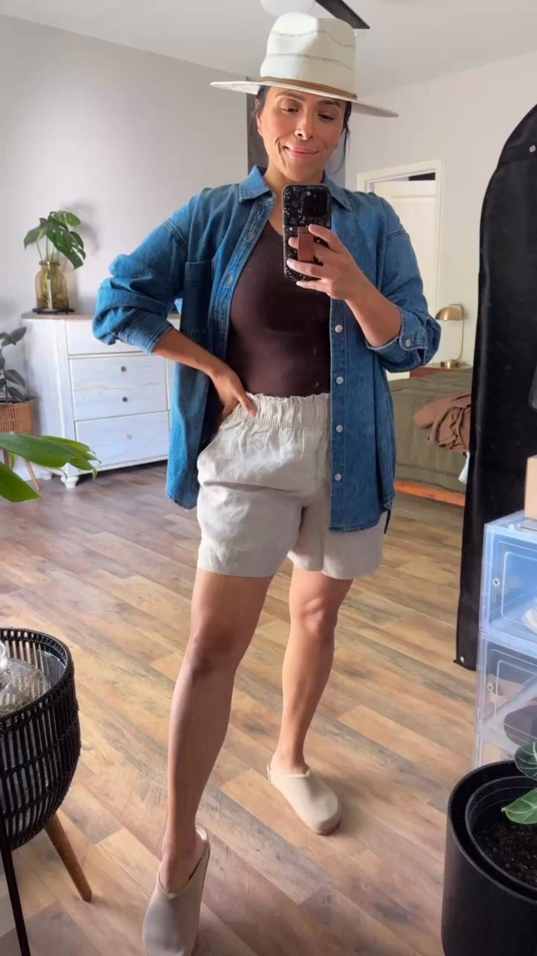 Linen shorts I’ll be wearing on repeat this summer. Love the fit! Perfect for summer outings ☀️ 






Linen shorts @Quince 
@Aritzia the 80’s comfy denim shirt 
@rothys clogs 
Spring outfits 2026

#LTKTravel #LTKMidsize #LTKMothersDay