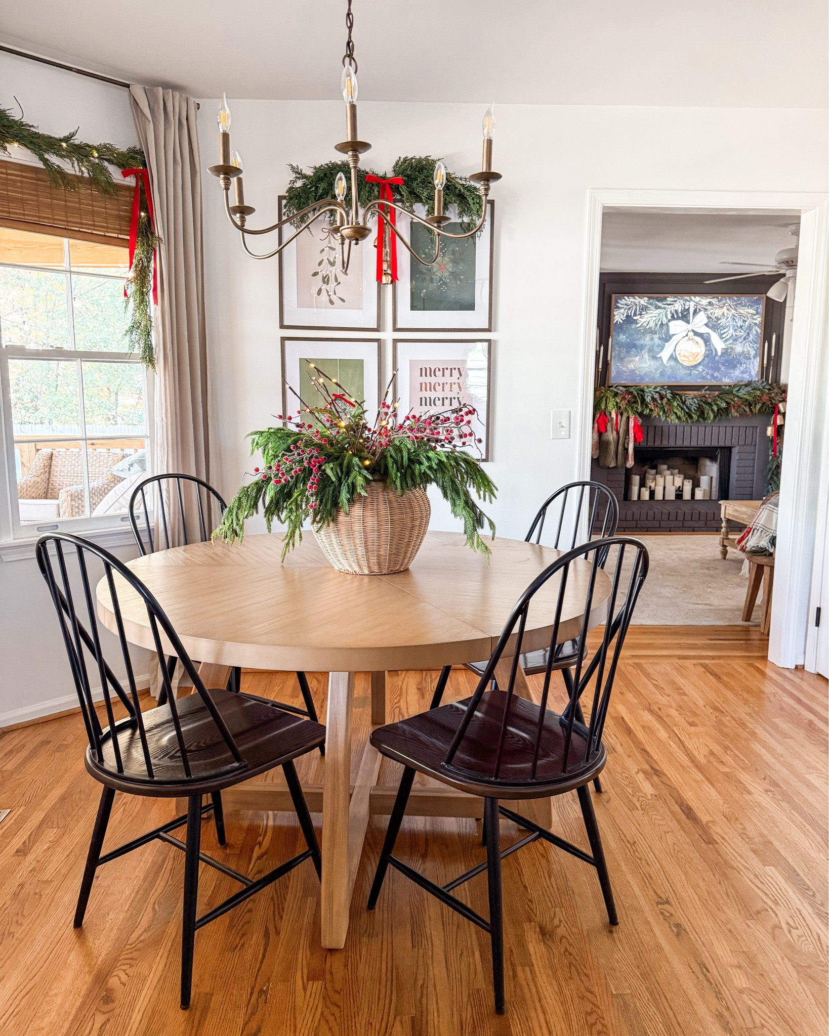 Christmas breakfast nook 

#LTKHome #LTKHoliday #LTKSeasonal