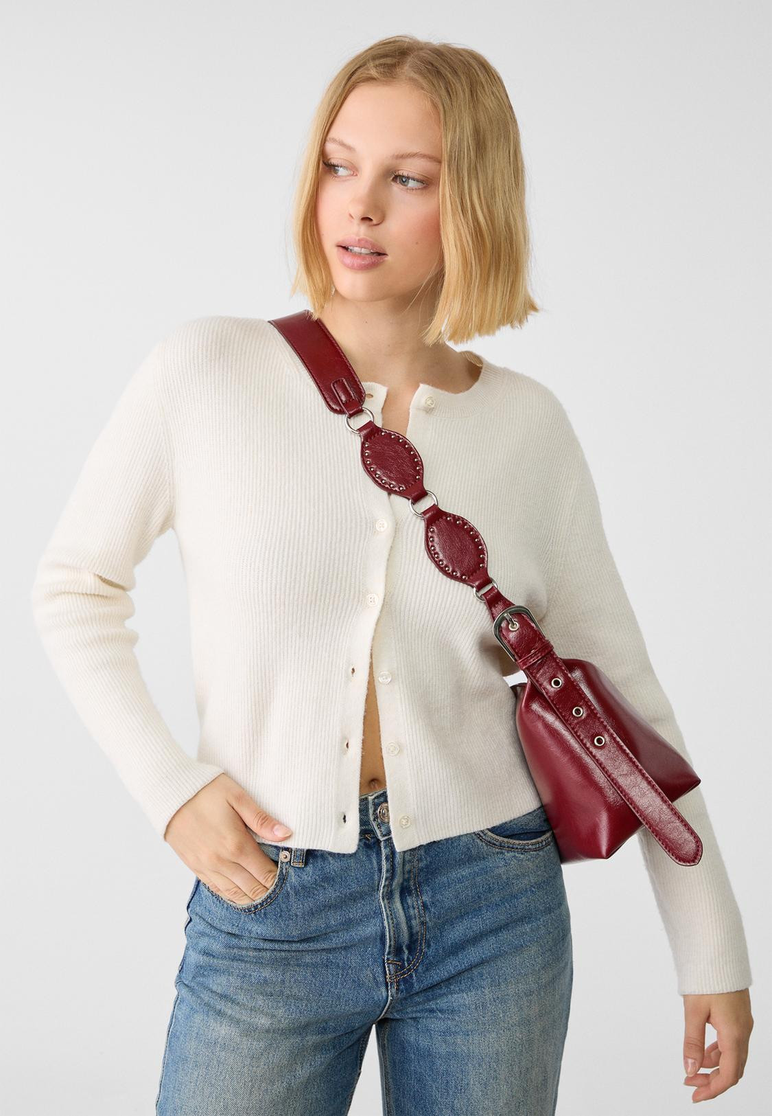 Umhängetasche mit Nieten25,99 € inkl. MWSt./exkl. VersandkostenHINZUFÜGEN | Stradivarius DE