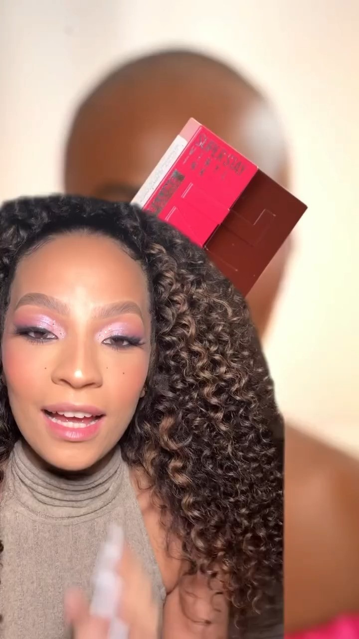 Olha só esse lip combo perfeito!
A Mirella Qualha lançou esse combo perfeito com os Vynil Ink de Maybelline e
é claro que eu ia reproduzir e trazer pra vocês, né?
As cores dão um super match com a Festa do Rosa e os batons entregam também, tá?
Longa duração, zero transferência e borrões é tudo que a gente precisa pra dar nosso close bem garotas!!!
E aí, usariam? Beijo! 

 #LTKbrasil
