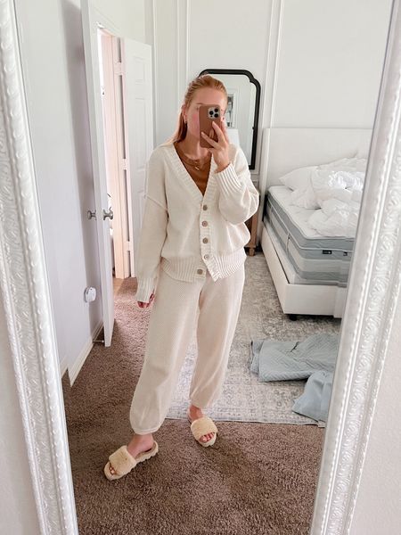 Monday work from home comfy look for a rainy day! I love this free people set it’s comfy and easy to put on for the day!

Sizing:
free people set: smalll

#LTKTravel #LTKStyleTip #LTKSeasonal