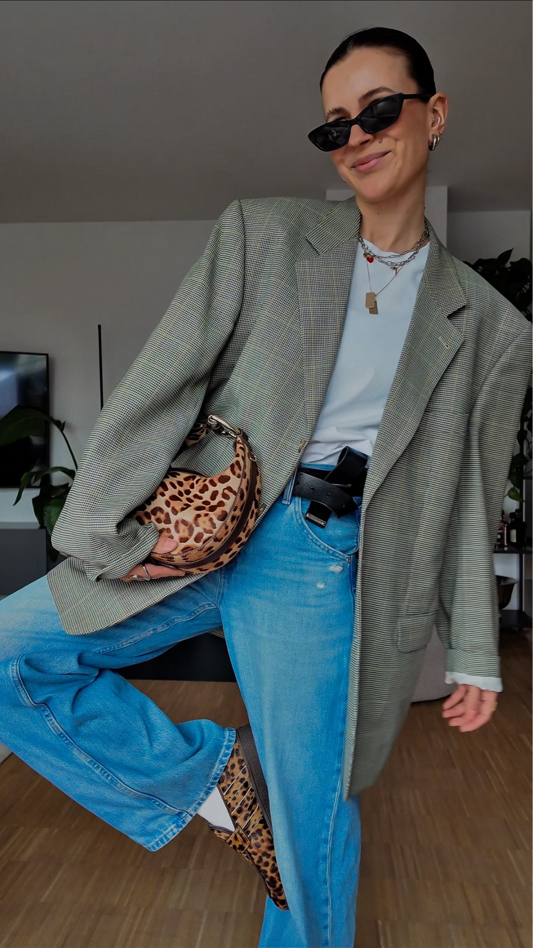pinterest vs. real life 🌚 die farbkombi aus der inspo fand ich sehr nice – daran hab ich mich orientiert und den rest für mich angepasst:
verspieltes top raus, basic-shirt rein,
taille betont (liebe ich bei barrel-leg-jeans)
und statement-accessoires 🐆

regel nr. 1 beim pinterest-outfit nachstylen:
nicht 1:1 kopieren, sondern den vibe nehmen und den look für sich übersetzen ❤️‍🔥
dann funktioniert das pinterest-outfit auch im echten leben.

was sagt ihr zu meiner version? 👀👇

#LTKspring #LTKstyletip #LTKdeutschland