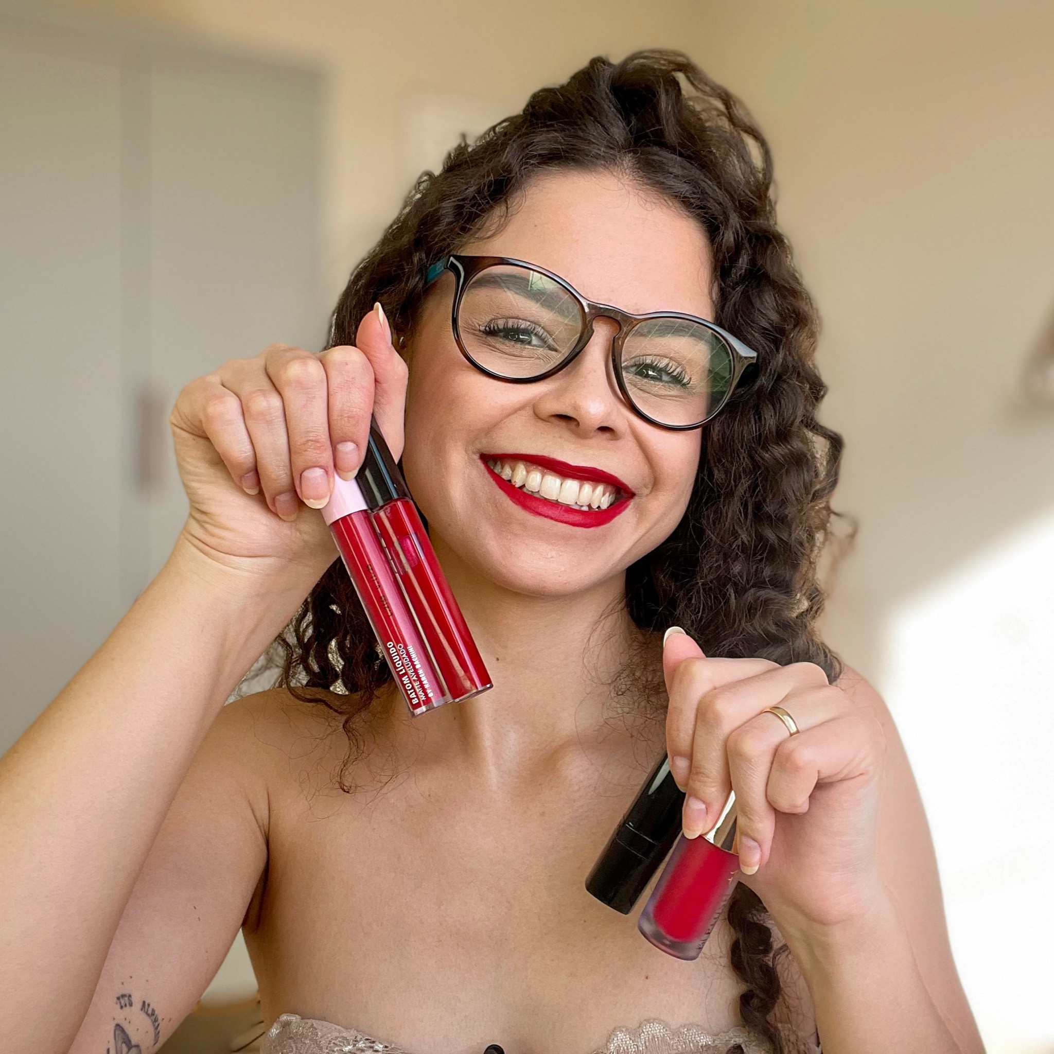 Batom vermelho é um clássico atemporal. Eu sou apaixonada, eles nos deixam mais poderosas, mais sensuais e não precisa de muito numa make quando se tem um batom vermelho! Nessa postagem, indico pra vocês meus 4 batom vermelho nacionais favoritos ❤️
1) Batom Fênix - Karen Bachini Beauty 
2) Batom Vermelhaço - Avon
3) Vermelho Tendência- Avon
4) BT Plush Ruby - Linha Bruna Tavares
 #batomvermelho #batom

#LTKbrasil #LTKbeauty