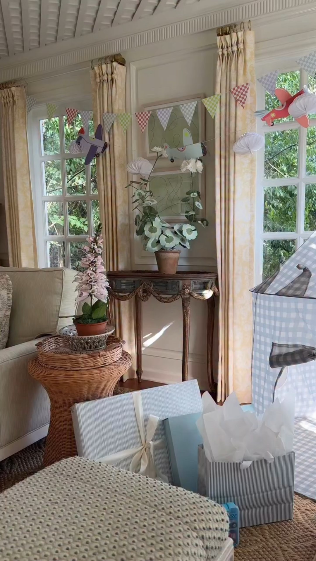 THREE 🎈🦕🏎️⚽️✈️🚂🐶🚖