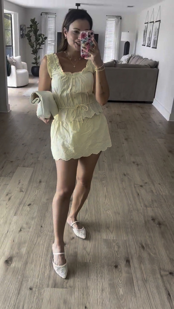 This bag is also a @Target find! It comes with a gold chain strap so you can carry it over your shoulder or as a crossbody, but I also love how you can wear it as a clutch. 

A good lookalike option for a more expensive bag! I love the simplicity of it with a modern touch. 

My super cute flats are also from Target. This entire look is a 10/10! 

#LTKootd #LTKSeasonal #LTKgrwm