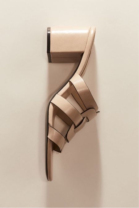 Cream block heeled mule sandals 

#LTKfindsunder50 #LTKshoecrush #LTKstyletip