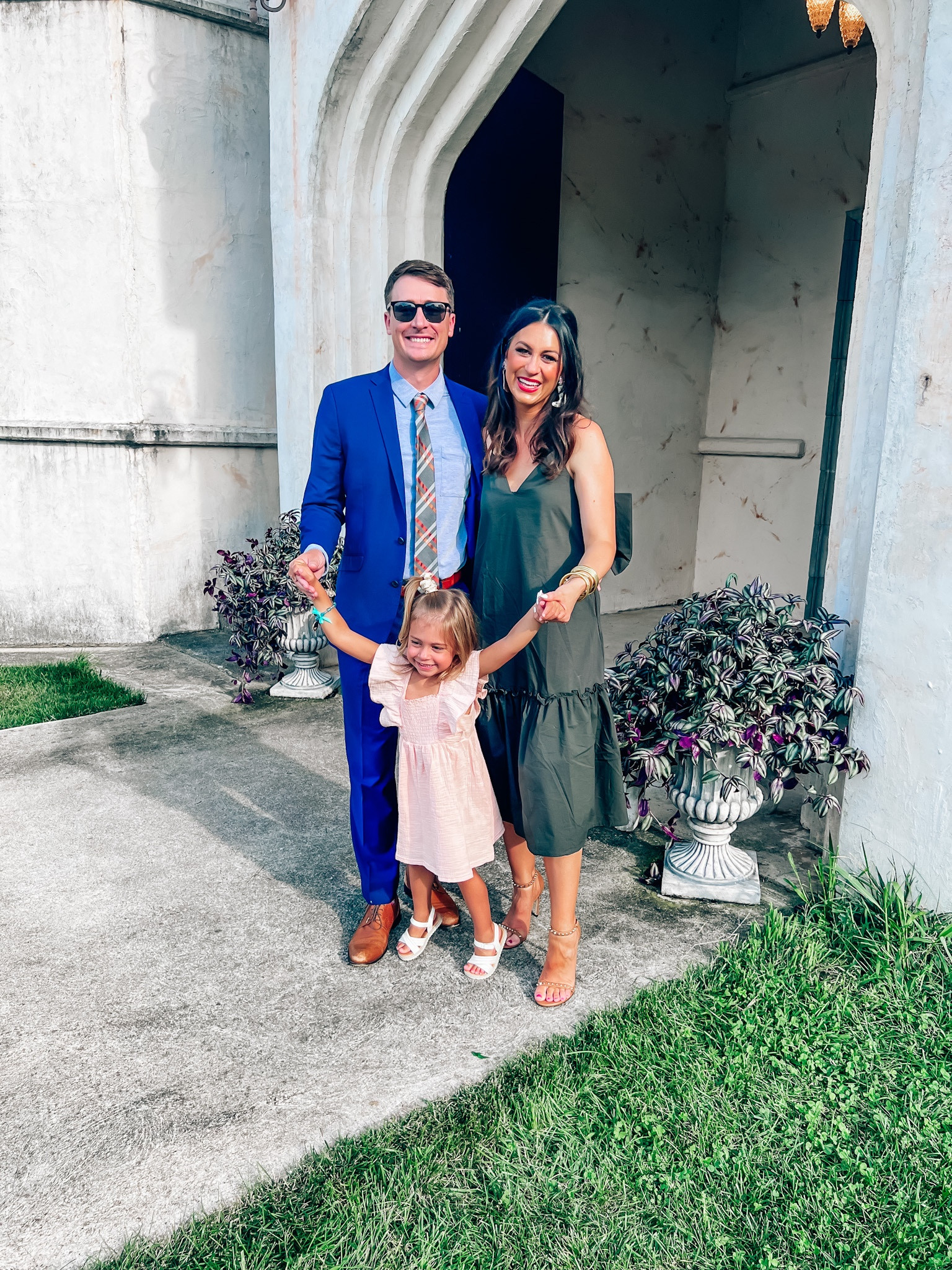 Had so much fun wearing this dark green midi dress with a ruffle and big bow in the back. It also has pockets! So comfortable and flattering. Would be fabulous for fall weddings, date nights and family photos. 
.
.
.
.
.
.
.
#wedding #cocktaildress #blackdress #midi #greendress #momstyle #fallfashion 

#LTKfamily #LTKwedding #LTKstyletip