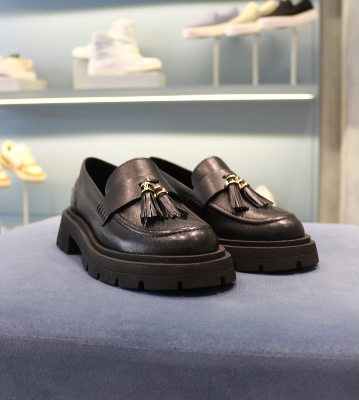 para quem ama um mocassim tratorado, esse está lindo demais. 

amo usar sapatos assim com looks mais delicados, além de quebrar a proposta do look, traz um ar super fashionista 


#LTKsalealert #LTKxNSale