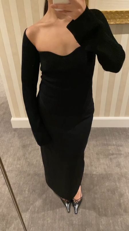 all black outfit is my go to dinner / semi-formal event outfit. I especially love pairing my pauw maxi skirt in 100% virgin wool with anything long sleeve and kitten mules or full on heels 🖤

to get the same look, i suggest finding tops with a lower sweetheart neckline and finding tailored skirts that are shaped quite straight / column like


LTKFestiveSaleNL #LTKstyletip #LTKHoliday