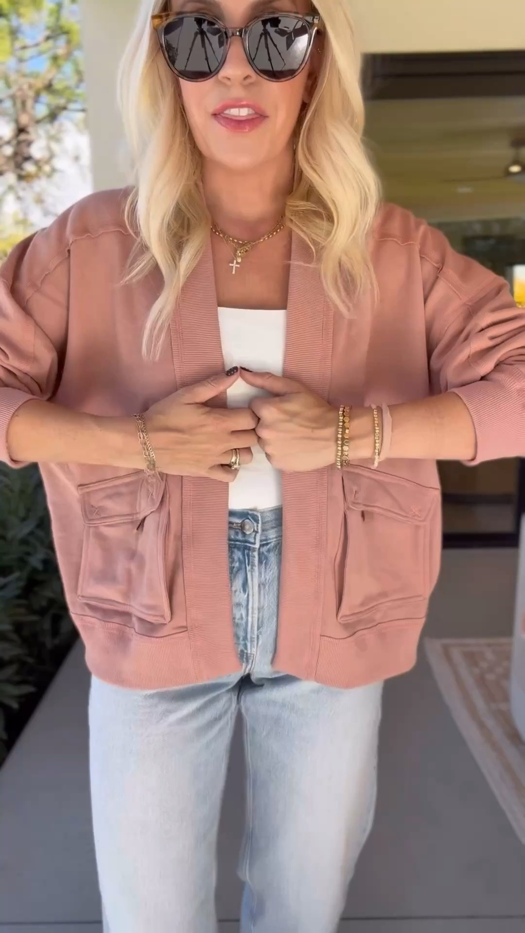 Love the details in this sweatshirt cardigan. Size medium!