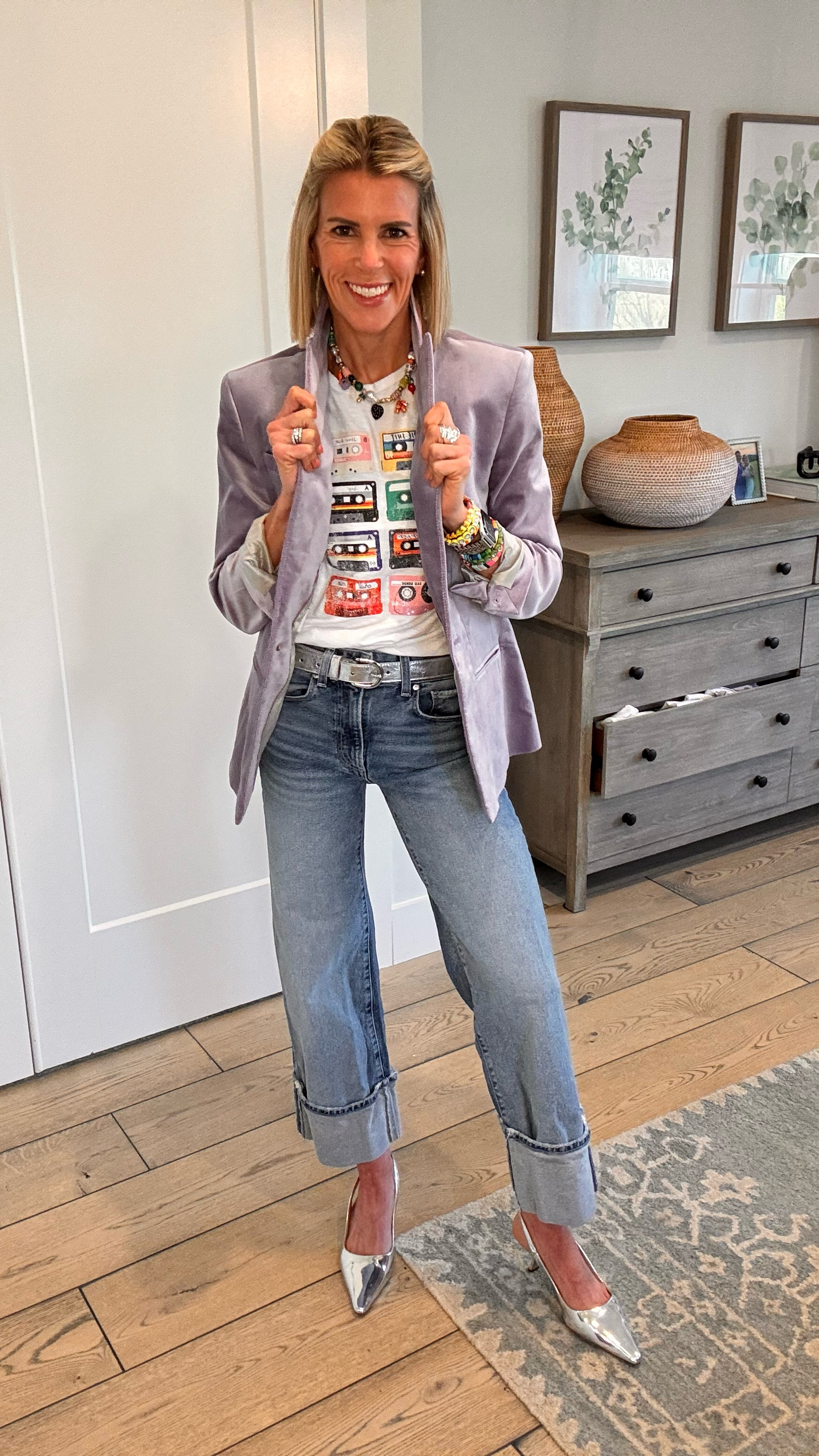 Trading out button downs for graphic T’s today!  Obsessed with how this look came together. The fun T with a great fitted blazer and polished pant!! Add metallic accessories and 💣💥