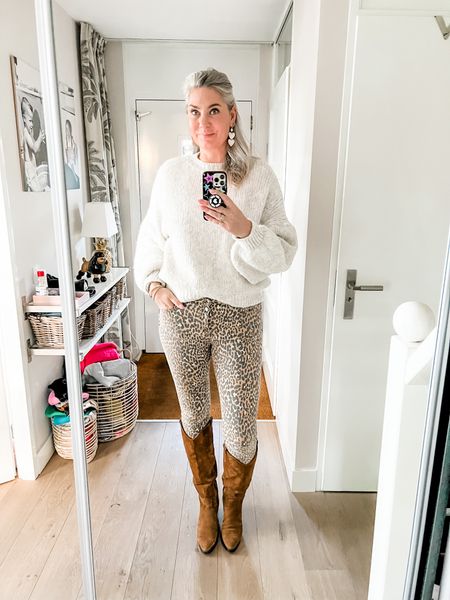 Outfits of the week 

The winter weather returned this Monday so I picked this warm greige or oatmeal colored sweater (one size) and paired it with leopard skinny jeans (super old) and high suede boots (van Haren). Earrings are from Studio Vaia. 

 

#LTKstyletip #LTKworkwear #LTKeurope