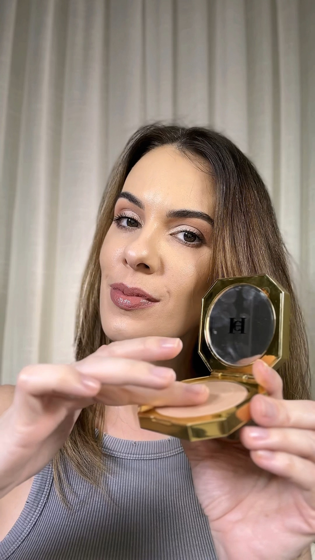 Esse iluminador da Carolina Herrera é sem dúvida um dos meus favoritos ✨ 
 
Esse é o tom 01 e ele tem aquele acabamento cream-to-powder que quando tocamos é bem cremoso mas aplicando no rosto fica uma textura em pó e super fininha! 
 
E se você gosta de iluminador que praticamente não tem partículas de brilhos, esse é o seu iluminador! Ele tem um glow que eu acho muito elegante e permite construir camadas para quem gosta de mais intensidade! 
 
Passei duas camadas nesse vídeo e achei que ele deu um glow lindo e natural! Eu amo esse efeito que parece uma radiância que vem de dentro! 
 
Ele vende em refil e montar a case com os acessórios é uma experiência muito legal 😍 
 
 
 
 



#LTKbrasil #LTKbeleza