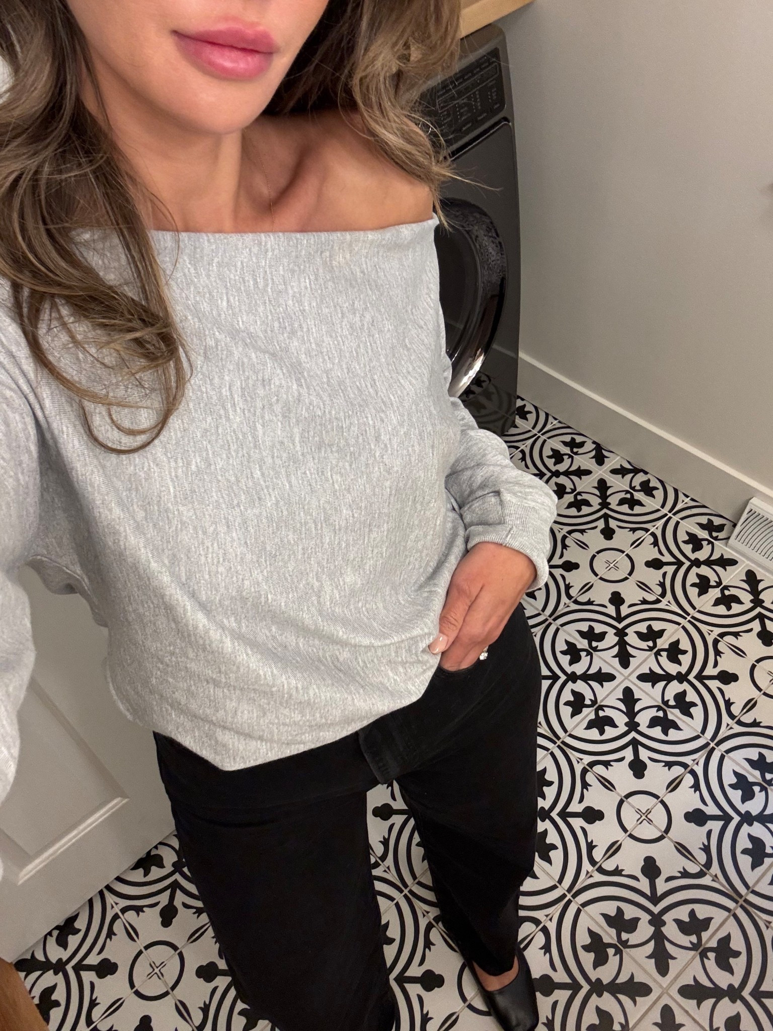 Levi’s rib cage jeans 
Aritzia cozy off shoulder top in grey 
Black ballet flats 

#LTKFindsUnder100 #LTKFindsUnder50 #LTKShoeCrush