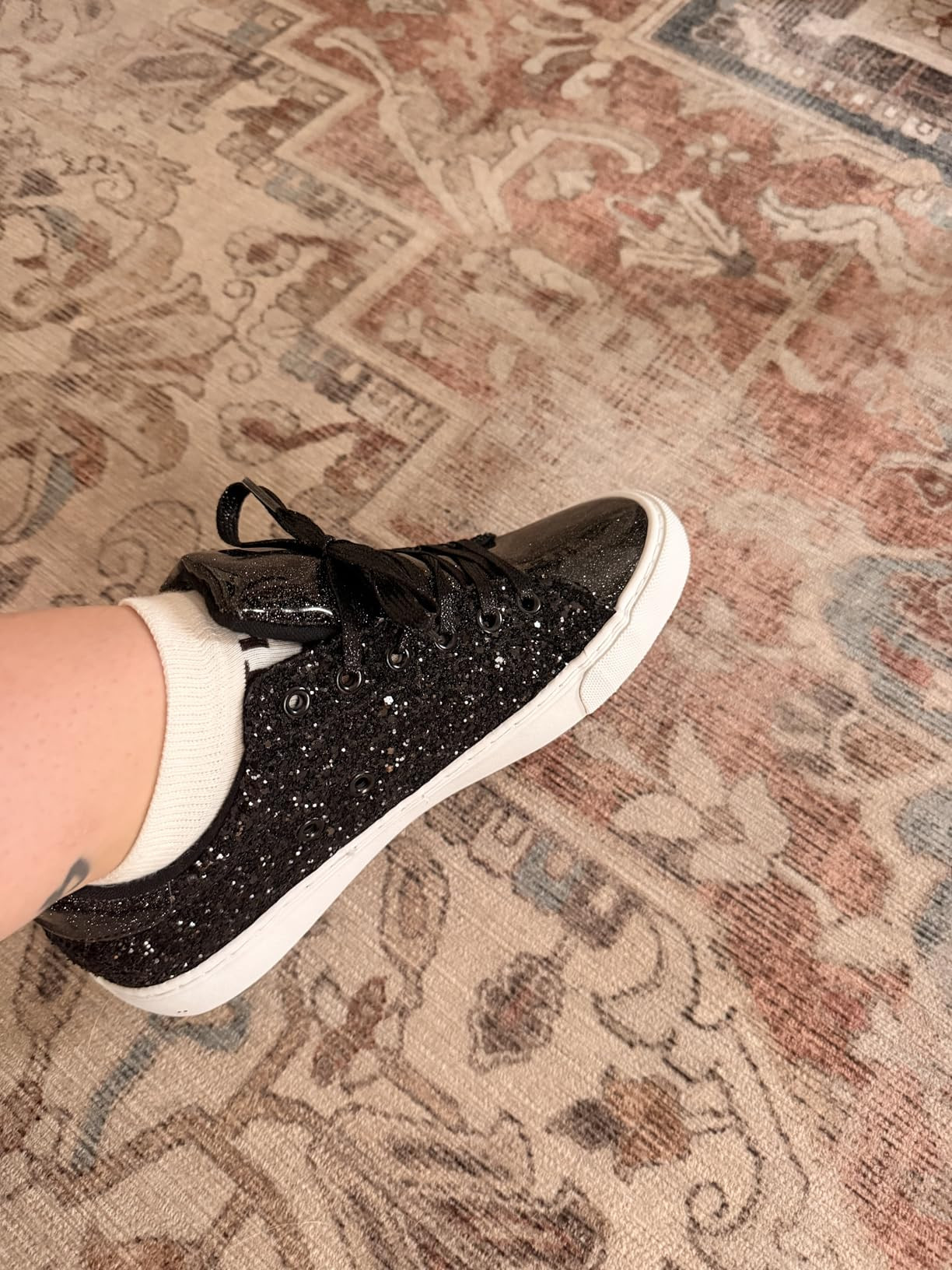 Amazon.com | AISFAES Glitter Sneakers Sparkly Low Top Sequins Sneakers Lace Up Tennis Shoes Comfo... | Amazon (US)
