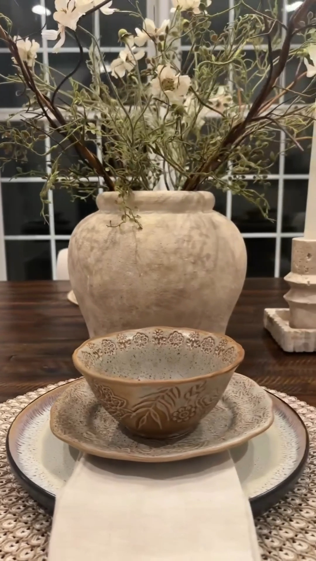 Un día de nieve ❄️
Casi un pie de nieve afuera, así que hoy tocó quedarme en casita 🤍
Limpiando, decorando y preparando mi hogar poco a poco para la primavera 🌸✨

Porque aunque afuera todo esté blanco…
adentro ya se siente la nueva temporada 🌿

También hace poco les estuve compartiendo estas ramas 🤍
Lucen hermosas solas, pero también quedan espectaculares al combinarlas con estas flores Cosmo de Hobby Lobby 🌸

Puedes usarlas individualmente o juntas — la combinación se ve perfecta ✨
Logran un look suave, neutral y muy acogedor. Si les gustaron los platos y la mayoría de las cositas que usé,
les estaré dejando los enlaces en mi biografía 🤍

Perfecto si aman los tonos neutros, los espacios calmados
y una decoración sencilla pero con intención 🌸

Déjenme saber en los comentarios qué les parecen 🤍🌿

#homedecor #spring #homedecorideas #decor #motivacion

#LTKSeasonal #LTKHome #LTKValentine