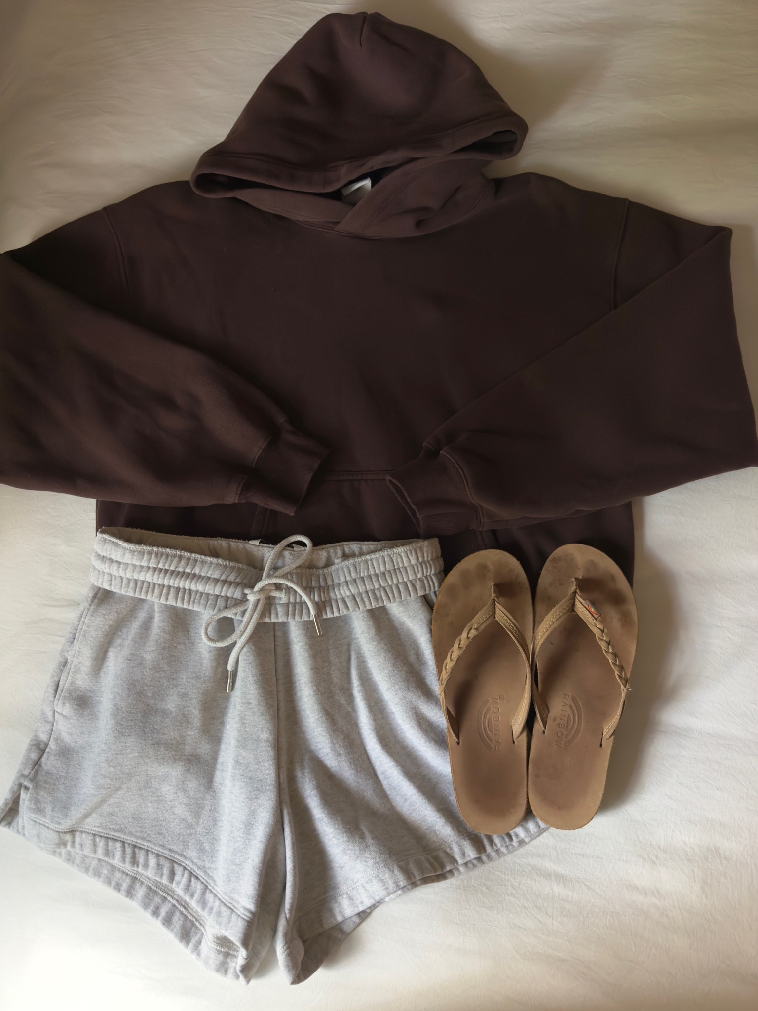 Basic comfy outfit 🤎

#aritzia #perfecthoodie #fleece #summer #loungewear #shorts #abercrombie

#LTKSeasonal