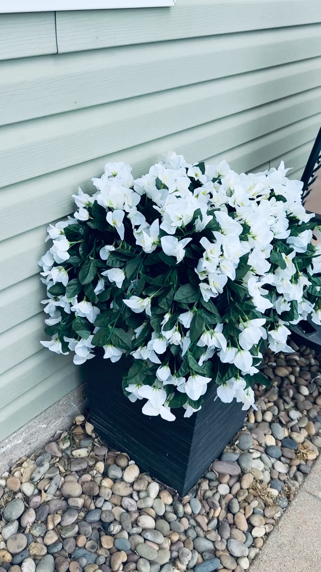POV: you want fresh flowers, but not the responsibility 💐 these fake flowers are SO realistic & instantly make any space feel cute + cozy. No watering, no wilting… just vibes. I love how they elevated the look of my backyard ✨🏡🌱 
