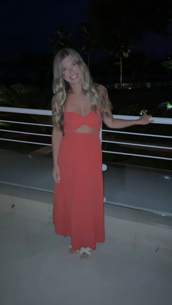 This dress for under $100 is stunning and so perfect for holiday! So lightweight and easy breezy ❤️❤️ I ordered a small!