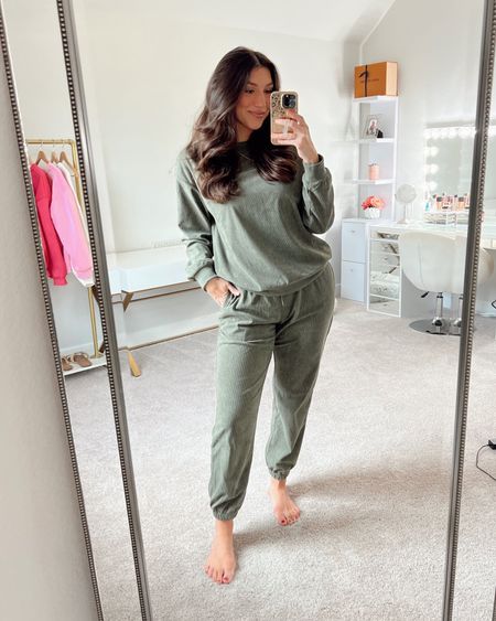 Comfy matching corduroy set! Love this army green color💚

Matching set, sweatshirt, sweatpants, comfy style, casual fashion, mom outfit

#LTKmidsize #LTKplussize #LTKfindsunder50