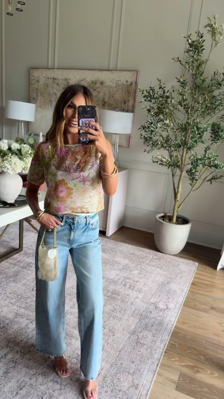 the detail on this top 🌸 😍 wearing a small top and 26 in denim! use code hollie35 for 35% off