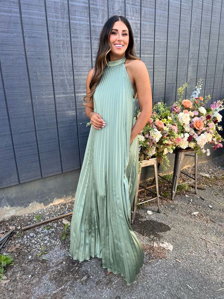 Dress: small
(Blameitondede)

Code live 3/22-3/25!

Stunning pleated gown! You could wear to a formal wedding or works for a more casual one as well. @abercrombie #abercrombiepartner

#LTKstyletip