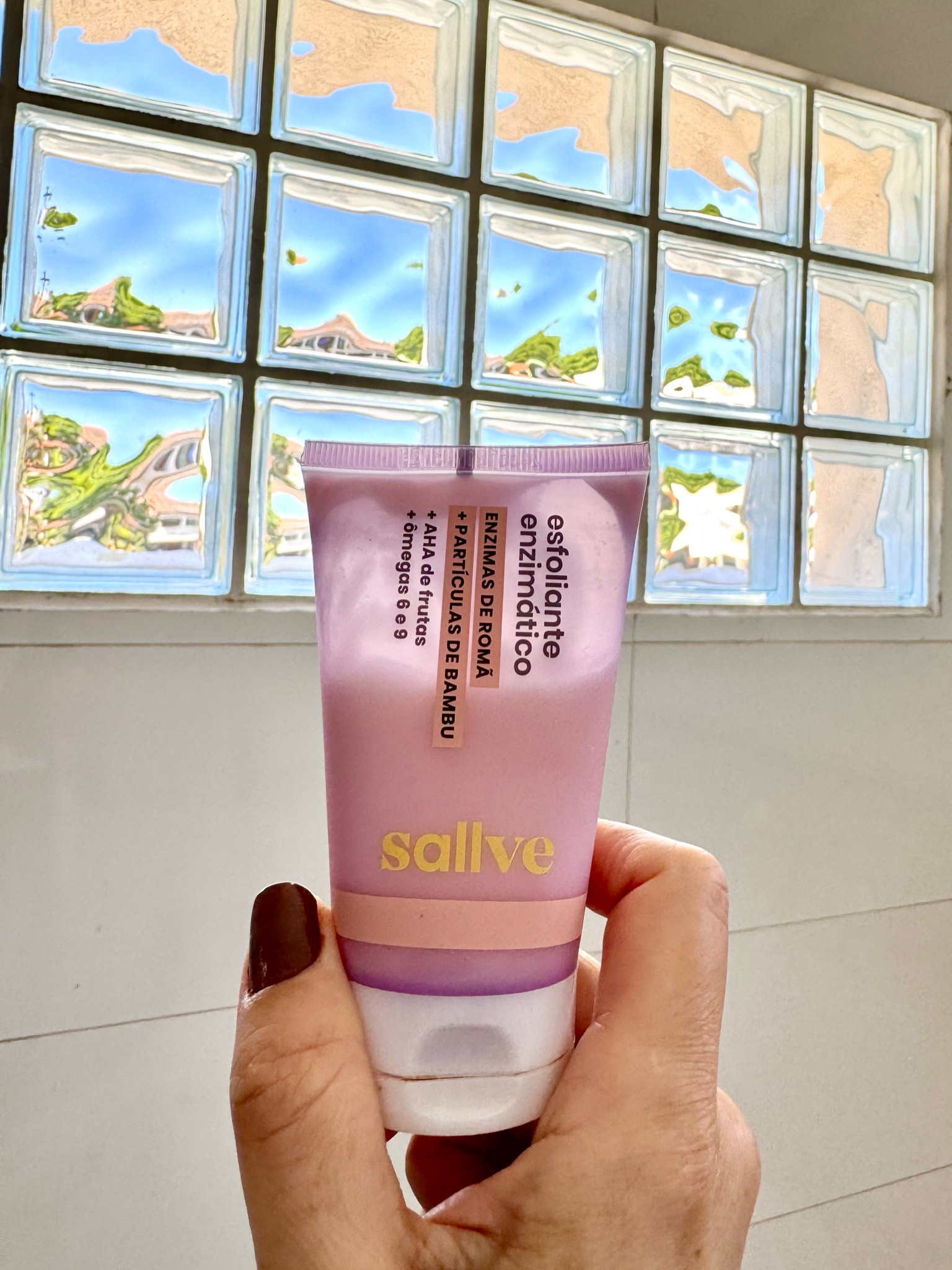 O esfoliante facial que uso e não sai da minha bancada é o Enzimático da Sallve 🥰
Perfeito porque tem 3 tipos de esfoliação, incluindo enzimas de romã e partículas de bambu, remove cravos e células mortas, deixando a pele renovada sem agredir… Gosto demais! 

#sallve #esfoliante 



