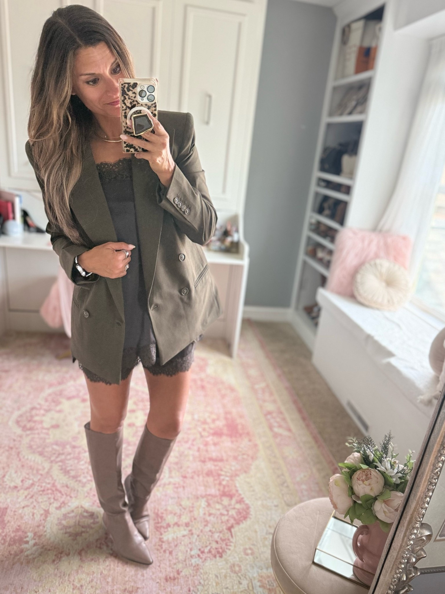 Chic outfit for fall with lace shorts