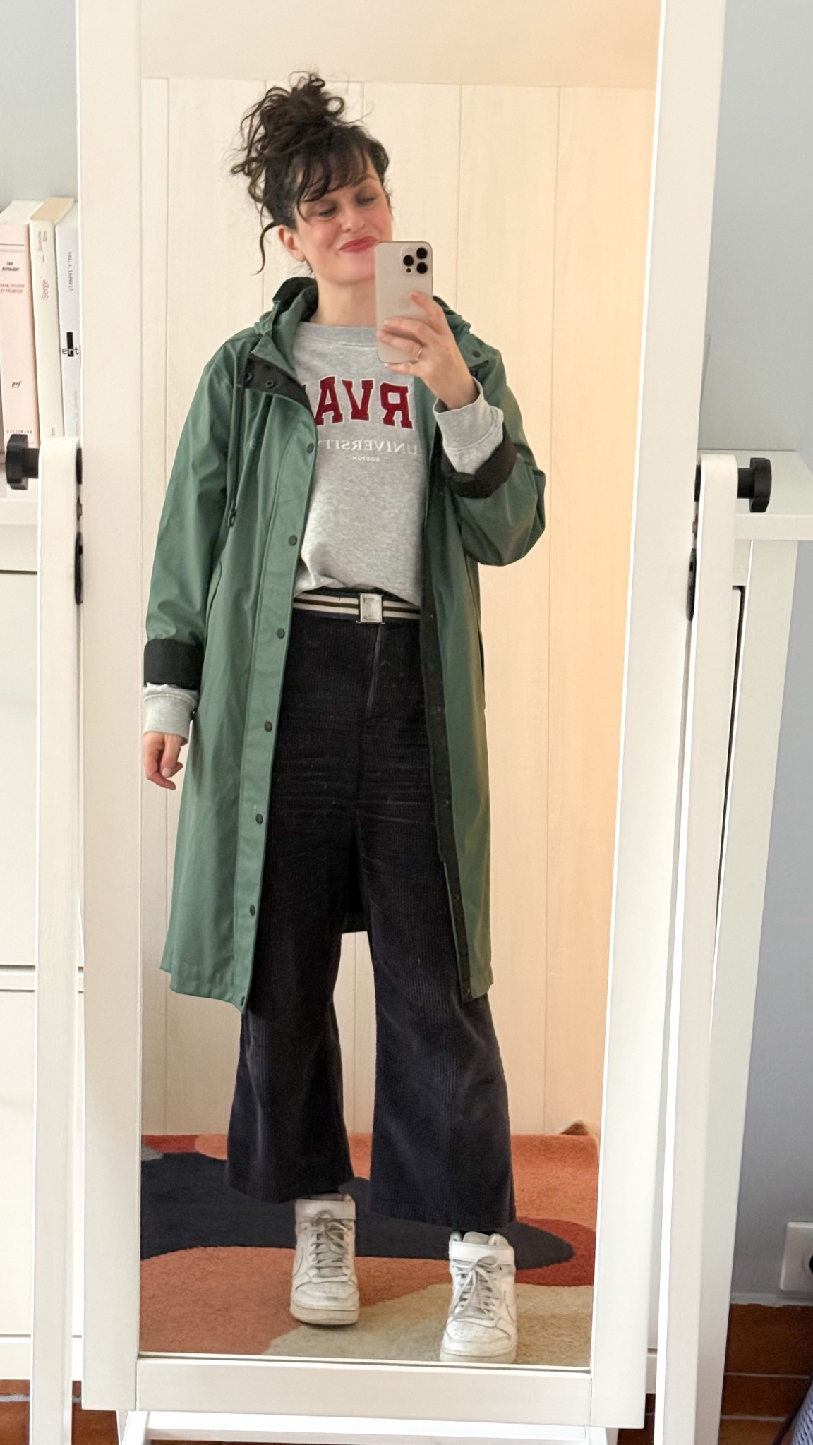 • Ciré vert #americatoday (similaire, en lien)
• Sweat « Harvard » #hm (en lien)
• Ceinture rayée #hm (similaire, en lien)
• Pantalon en velours marine #monoprix (en lien)
• Baskets #nike (en lien)
• Lip blush #refy (similaire, en lien)

#LTKmidsize #LTKautumn #LTKfrance