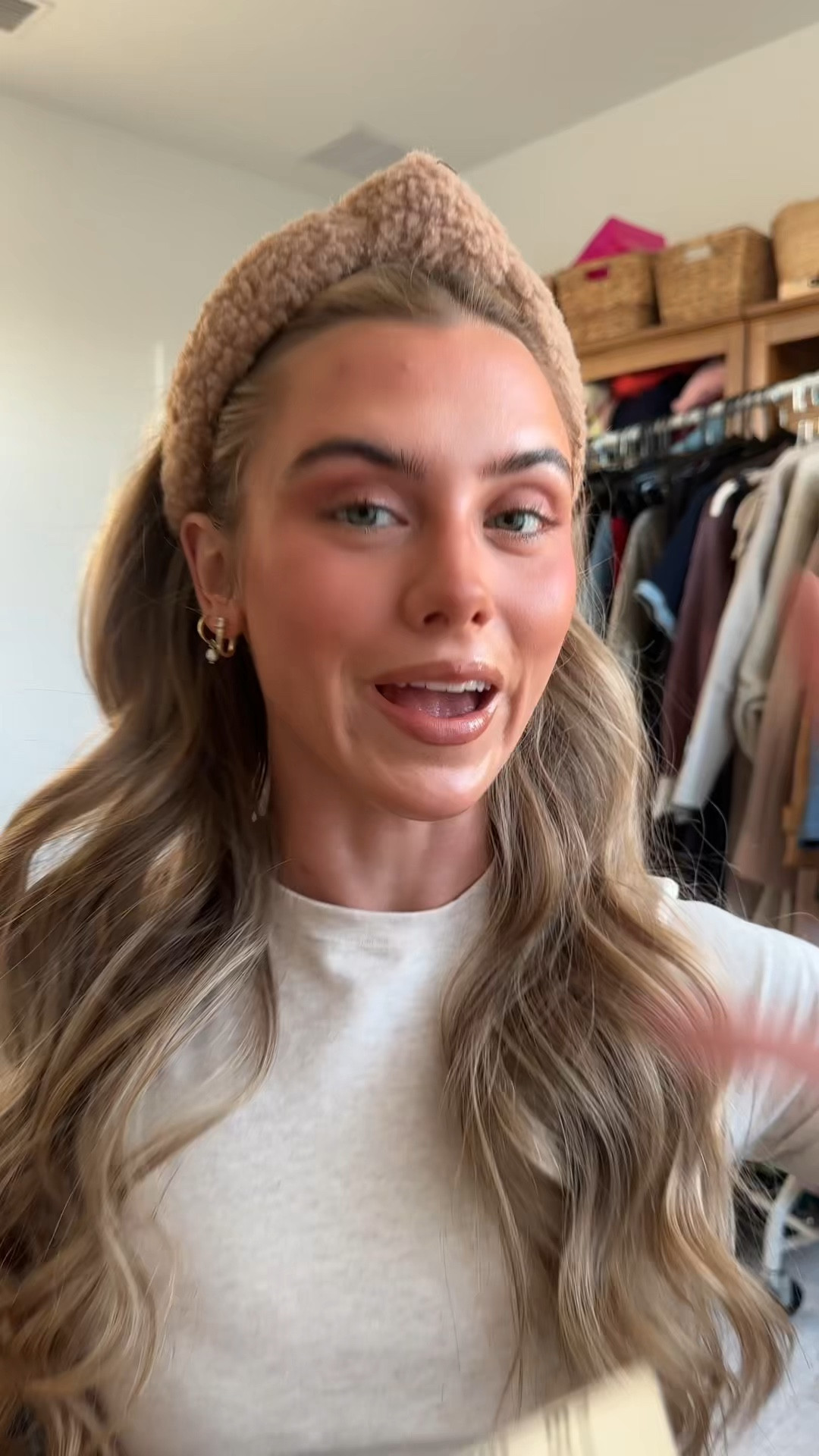 as a green eyed girl my love for a brown mascara runs deep and this formula from @lorealparisusa is amazing for length it’s the Extensionist Mascara 👀 this one acauglly has magnetic pigments and lengthening fibers that adhere to the lashes for that lash extension look !! 

#LorealParisPartner #extensionistmascara #lorealparismascara #mascara #brownmascara 

#LTKgrwm #LTKFindsUnder50 #LTKBeauty