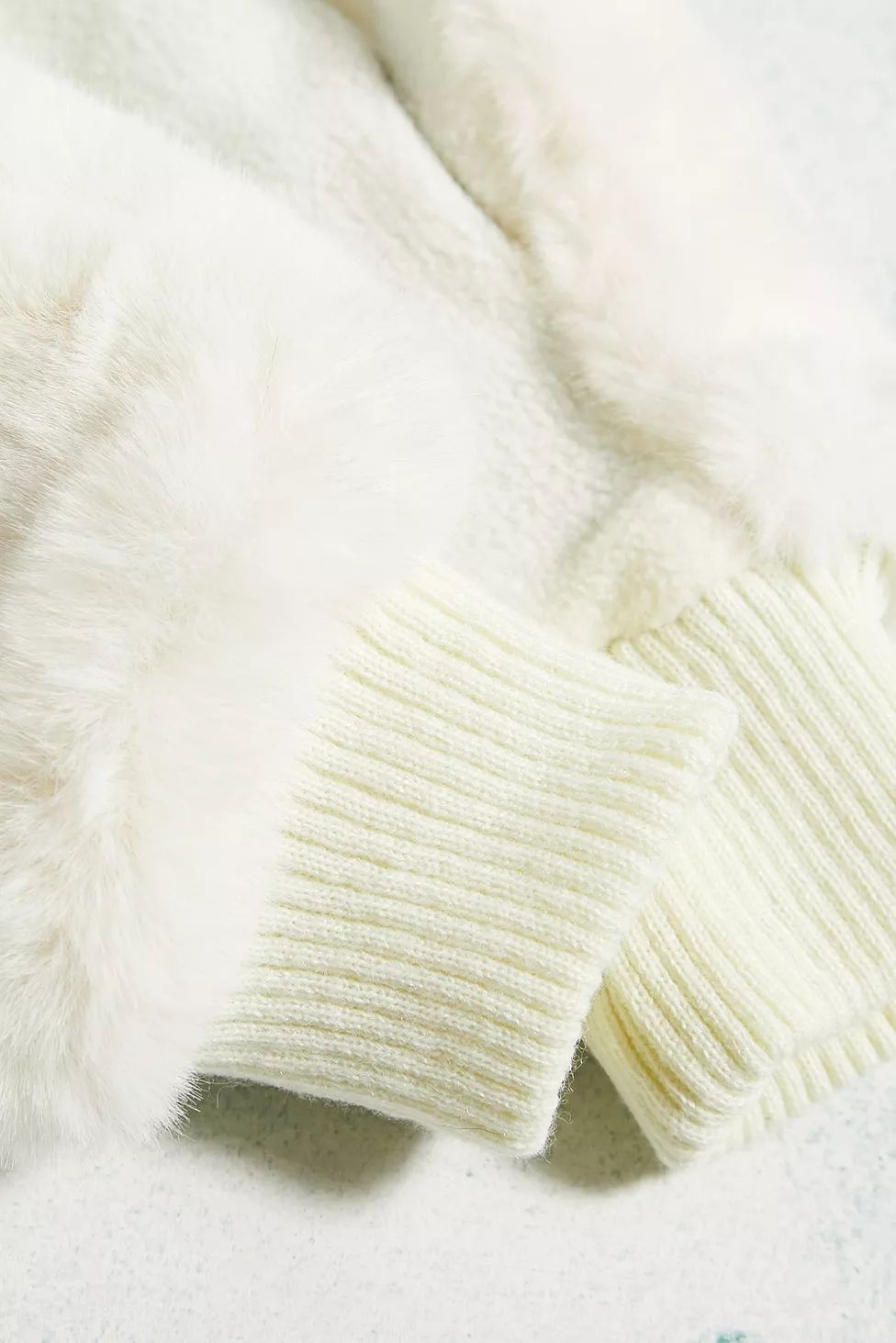 UO Misty Faux Fur Mittens | Urban Outfitters (EU)