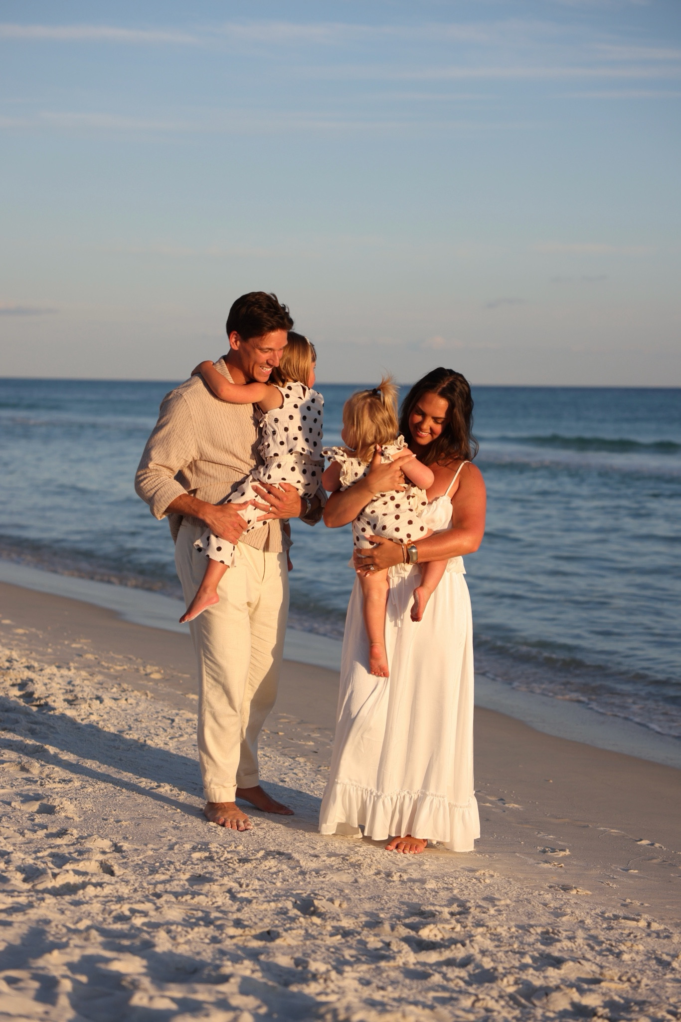 Neutral family beach trip outfits!