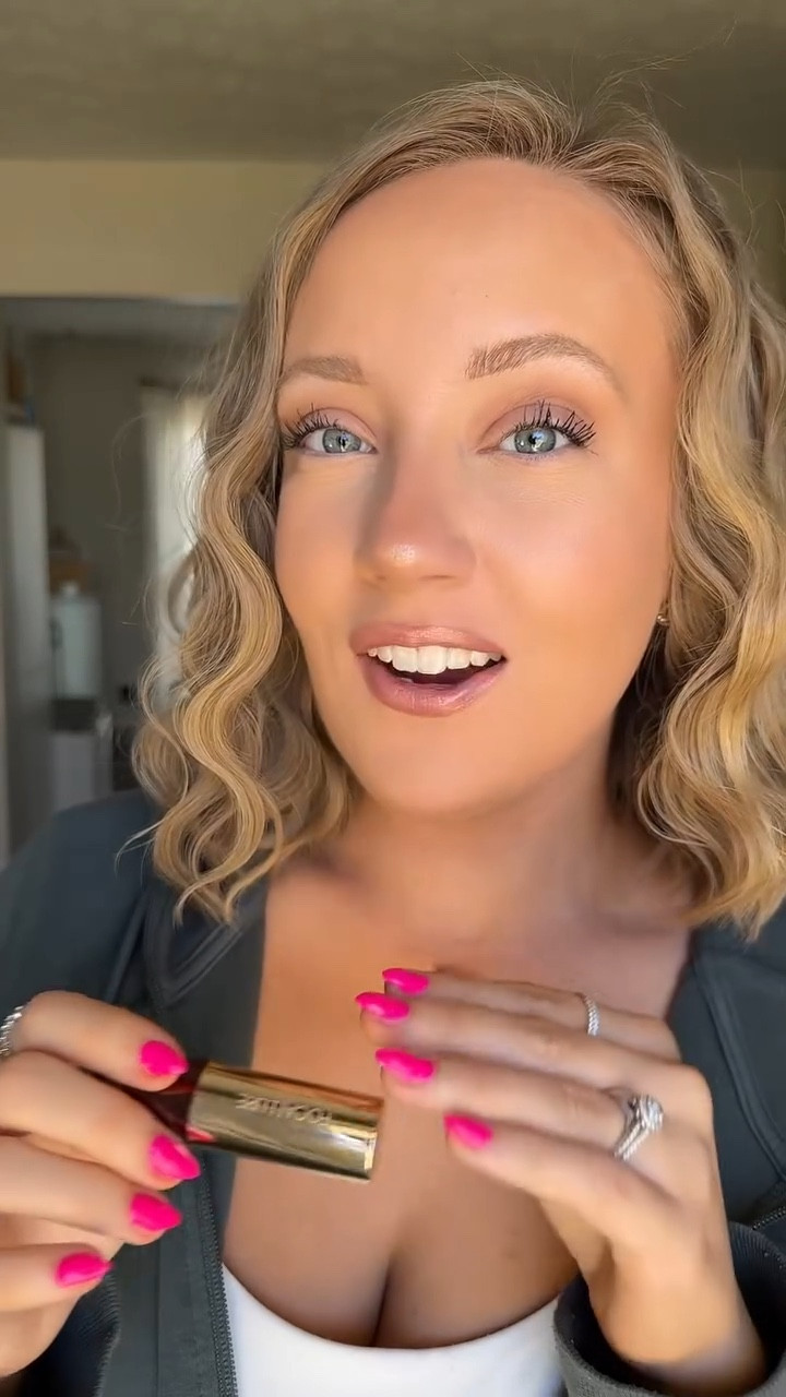 can’t get over the beautiful glitter ✨ #glitterlipstick #lipbalm #lipstick #affordablebeauty #affordablemakeup US