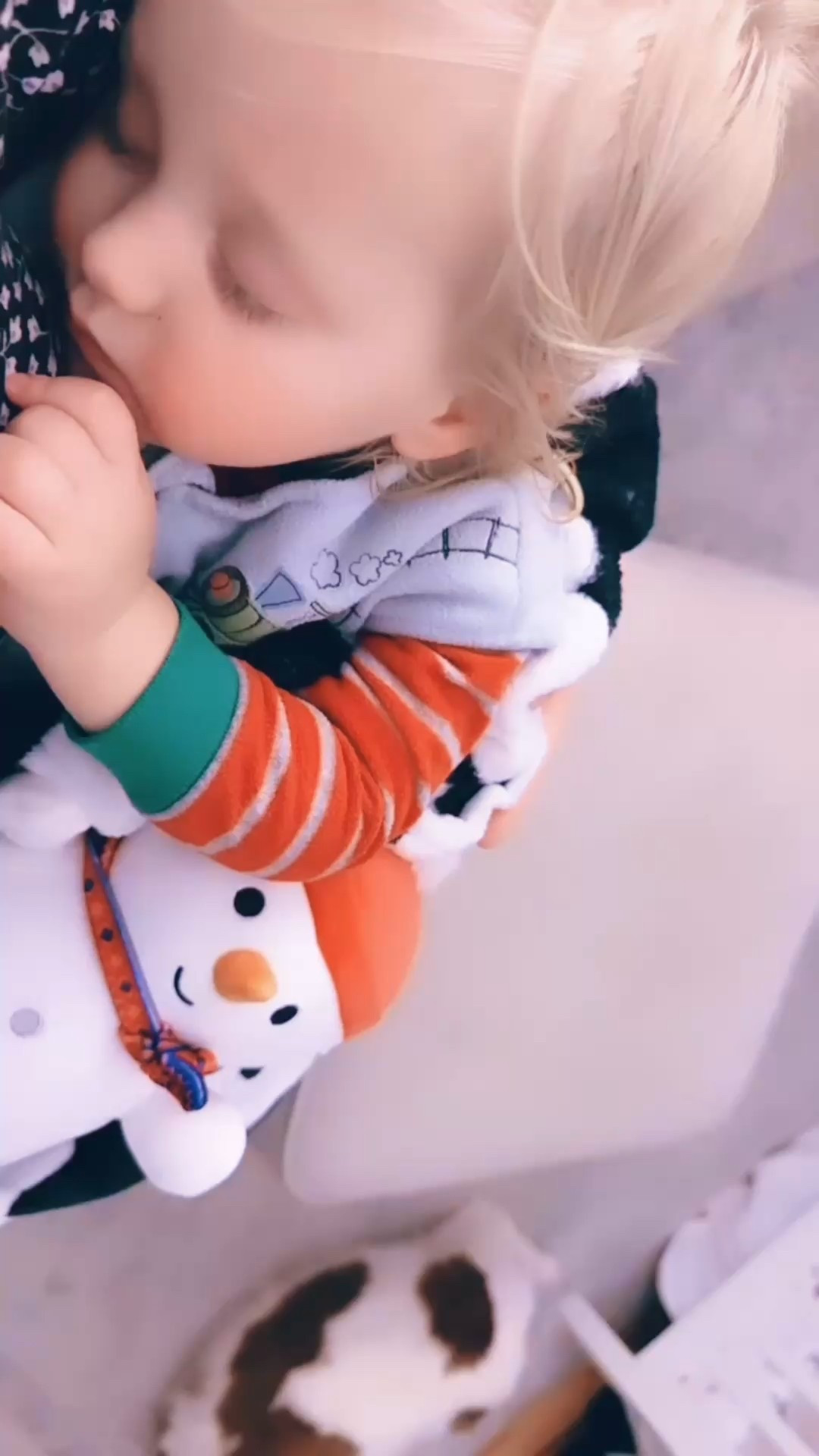 And now a peaceful cozy little home 🏡 while both littles are napping 💤 and the rain 🌧️ is still falling outside!! ☔️ All the cozy little December vibes around here!! 🥰🎄🎁🕯️