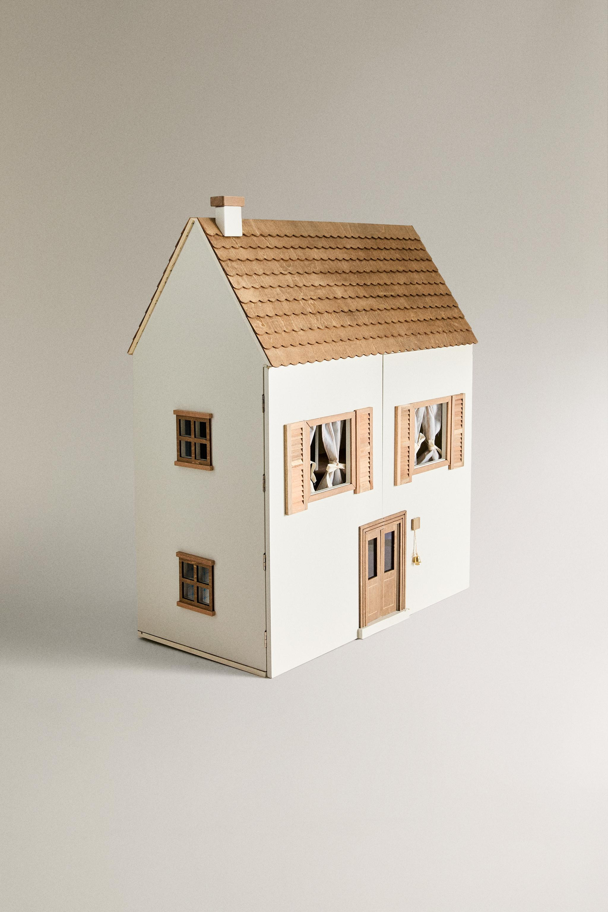 Kids' wooden dollhouse toy with fabric curtains. It has 4 rooms distributed over 3 floors: one on... | Zara US